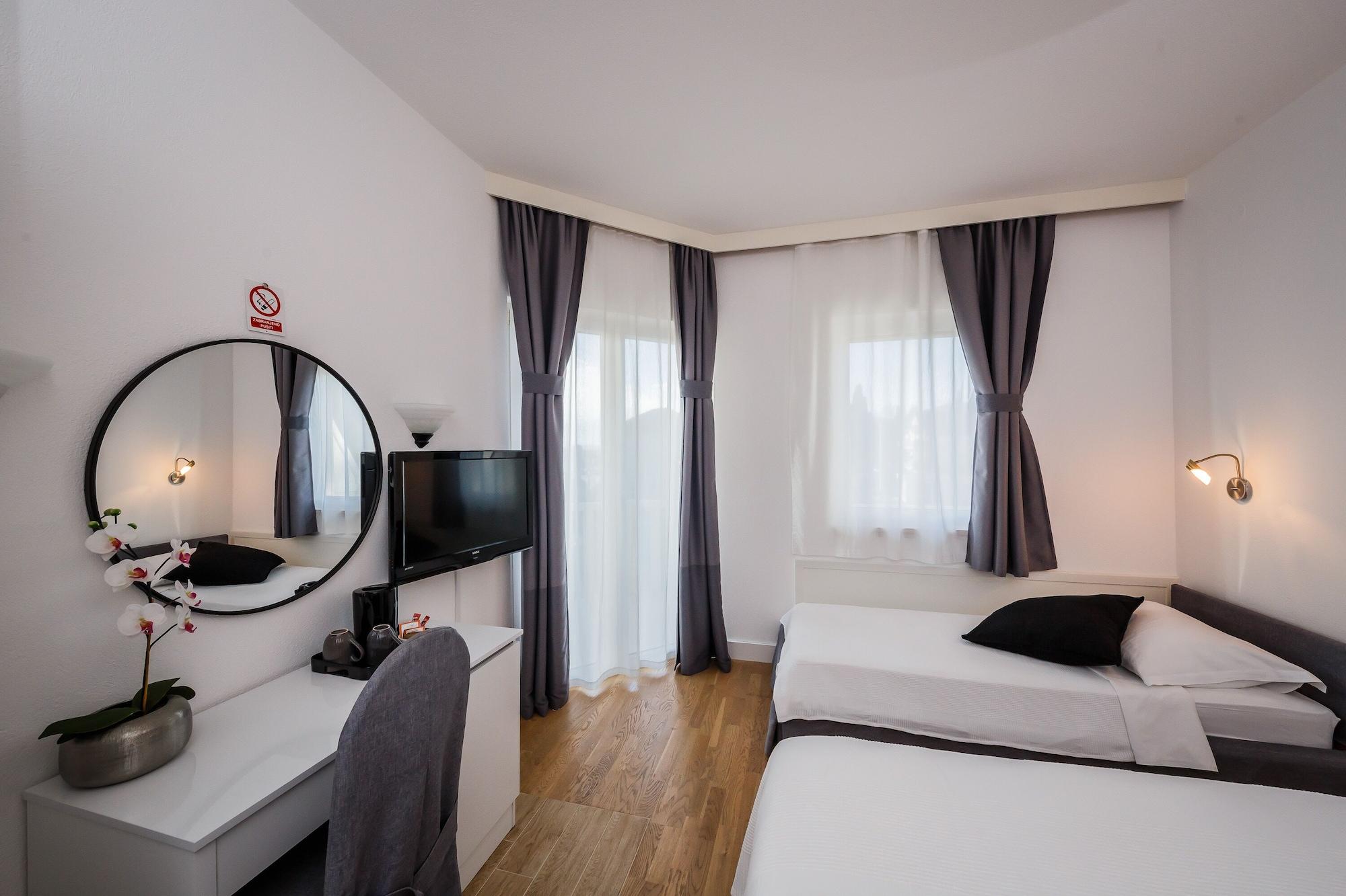 Hotel Villa Zarko Kaštel Stari Exteriör bild