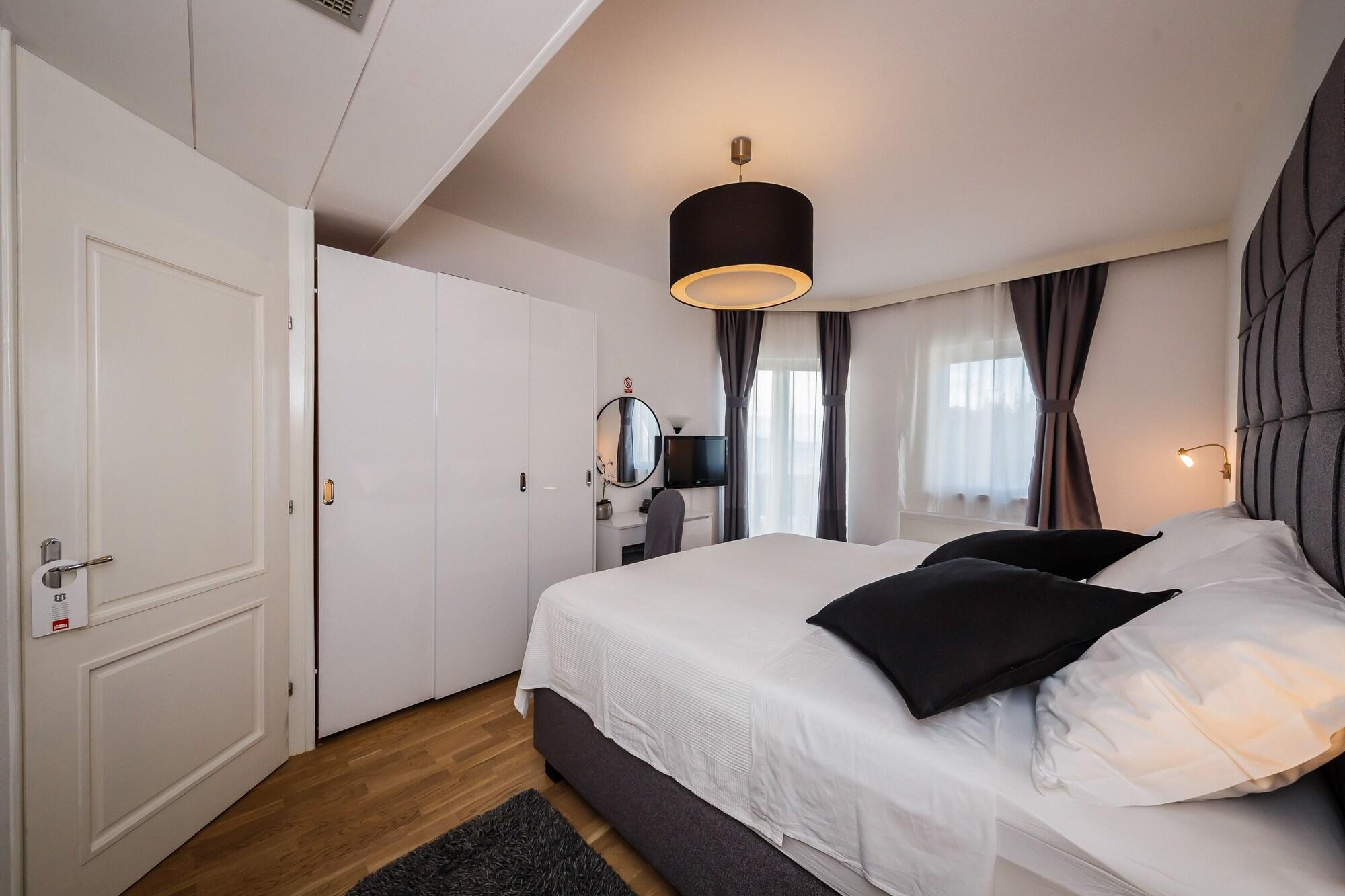 Hotel Villa Zarko Kaštel Stari Exteriör bild