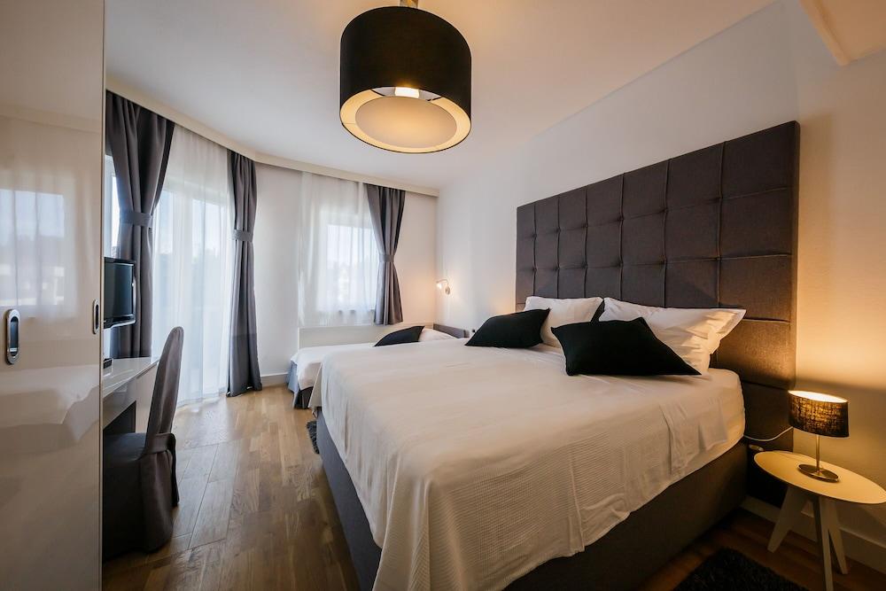 Hotel Villa Zarko Kaštel Stari Exteriör bild